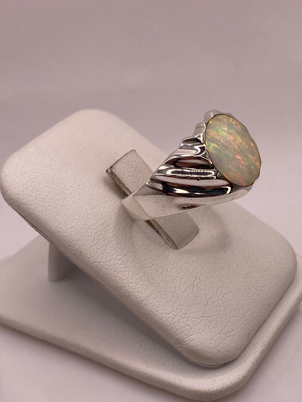ANILLO CON ÓPALO DE FUEGO IRIDISCENTE EN PLATA LEY .950