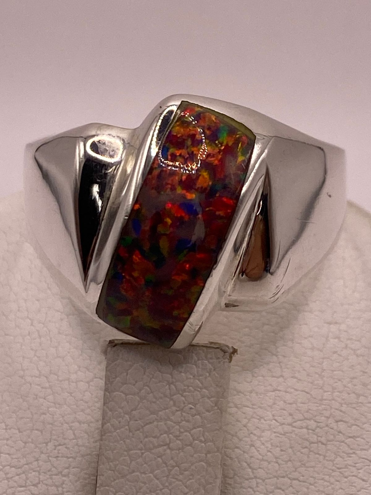 ANILLO DE ÓPALO DE FUEGO MULTICOLOR IRIDISCENTE EN PLATA LEY .925