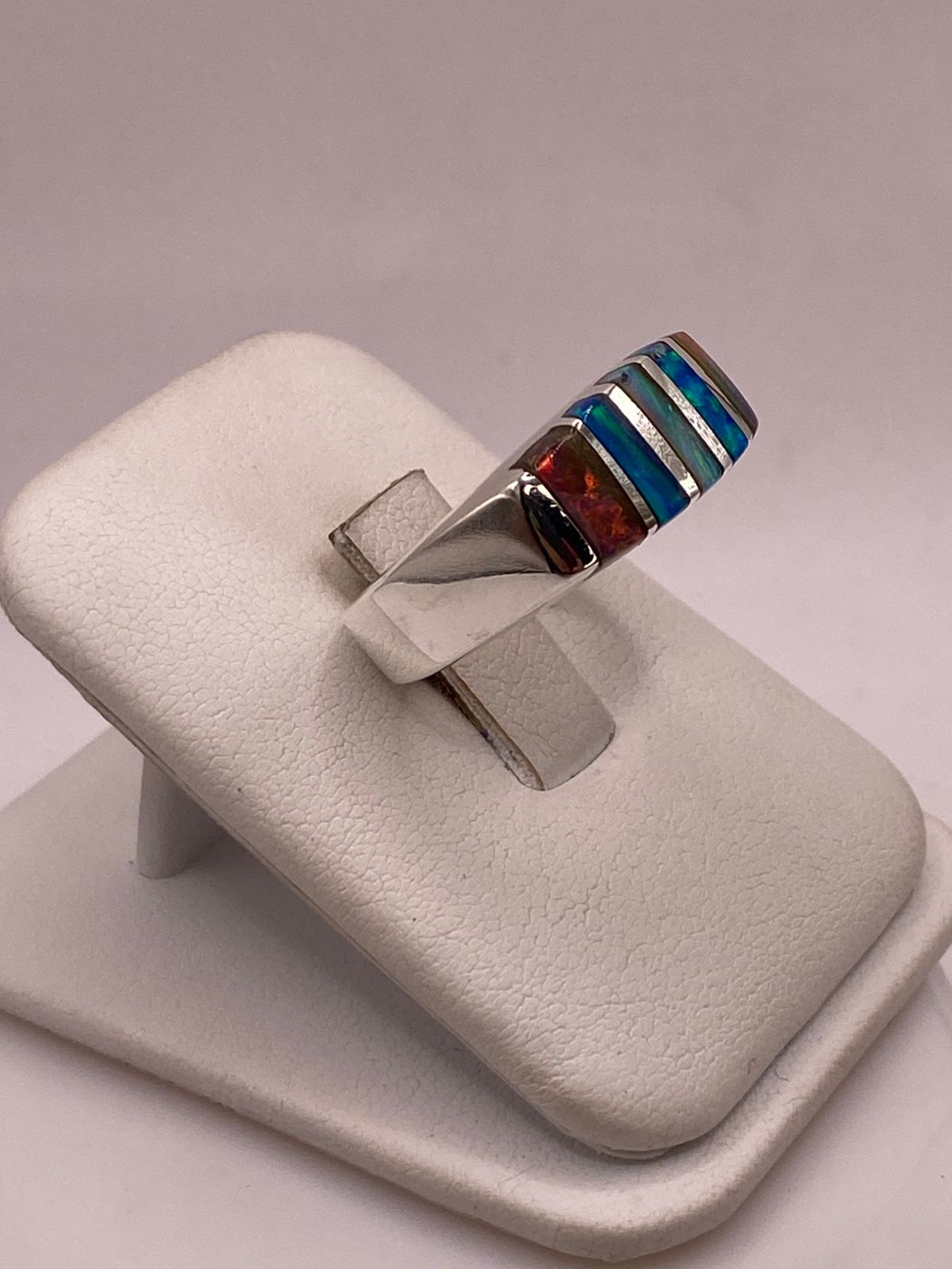 ANILLO DE ÓPALO DE FUEGO MULTICOLOR IRIDISCENTE EN PLATA LEY .925
