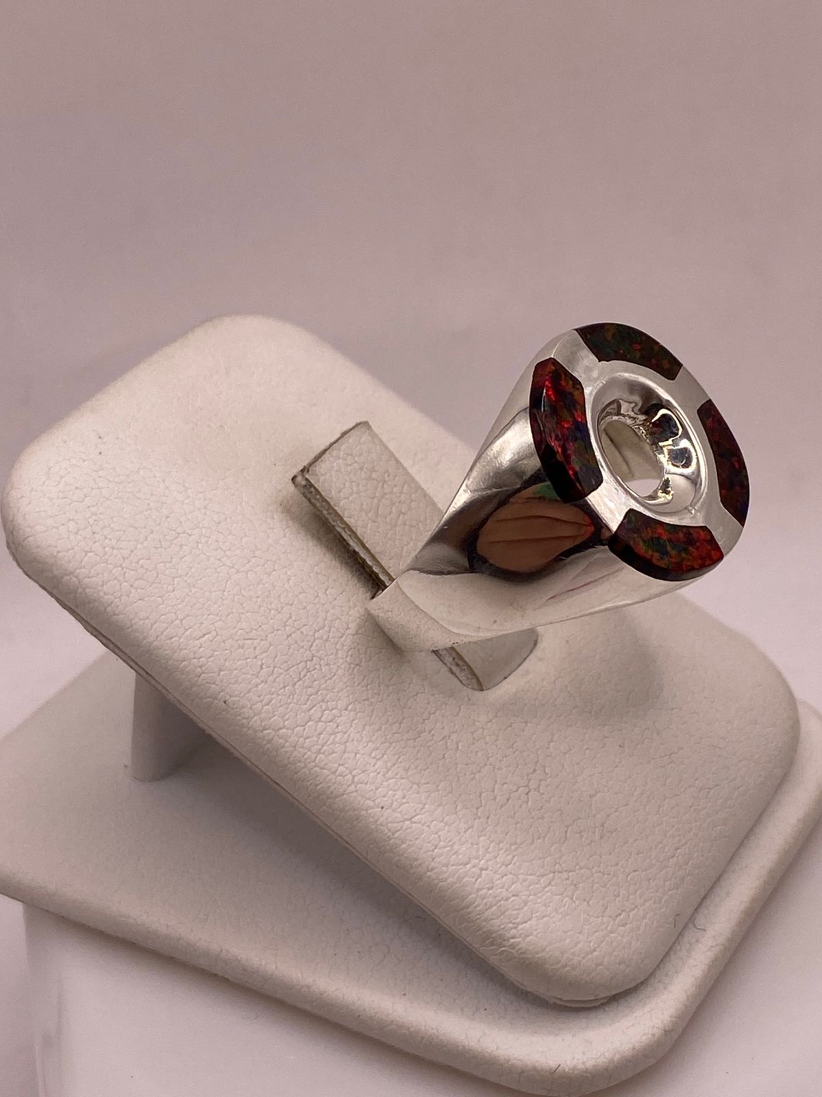 ANILLO DE ÓPALO DE FUEGO ROJO IRIDISCENTE EN PLATA LEY .925