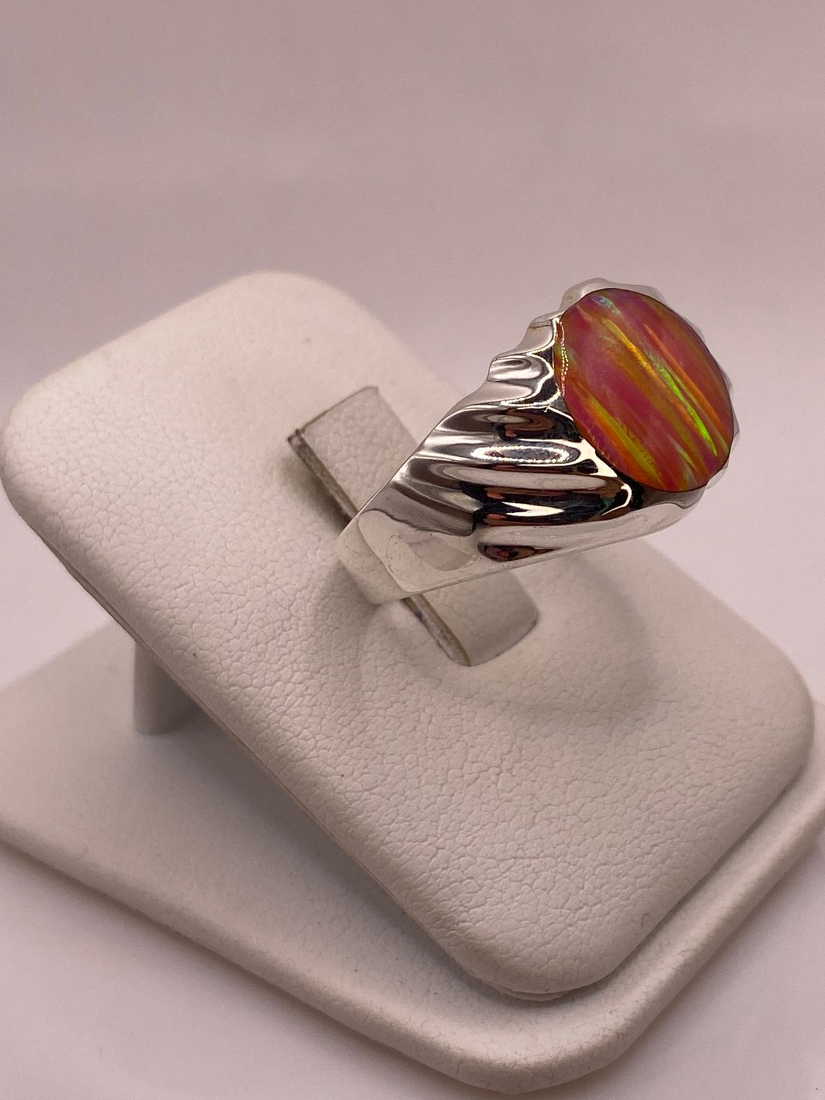 ANILLO CON ÓPALO DE FUEGO ROSA CON DESTELLOS AMARILLOS EN PLATA LEY .950