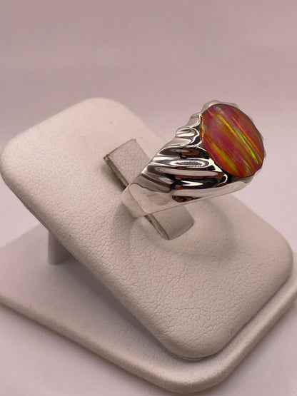 Anillo con Ópalo de Fuego Rosa con Destellos Amarillos en Plata Ley .950, vista lateral