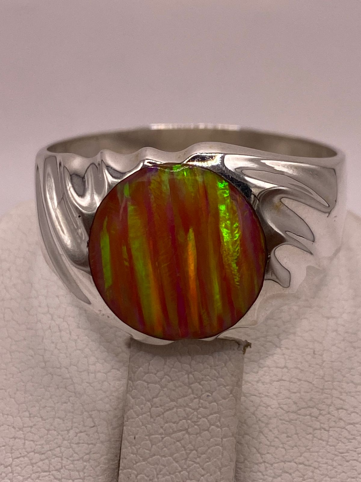 ANILLO CON ÓPALO DE FUEGO ROSA CON DESTELLOS AMARILLOS EN PLATA LEY .950