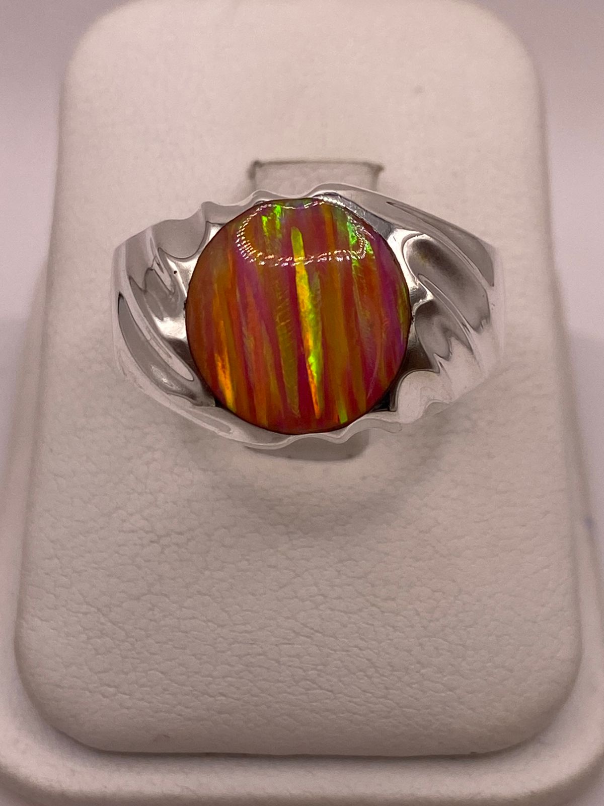 ANILLO CON ÓPALO DE FUEGO ROSA CON DESTELLOS AMARILLOS EN PLATA LEY .950