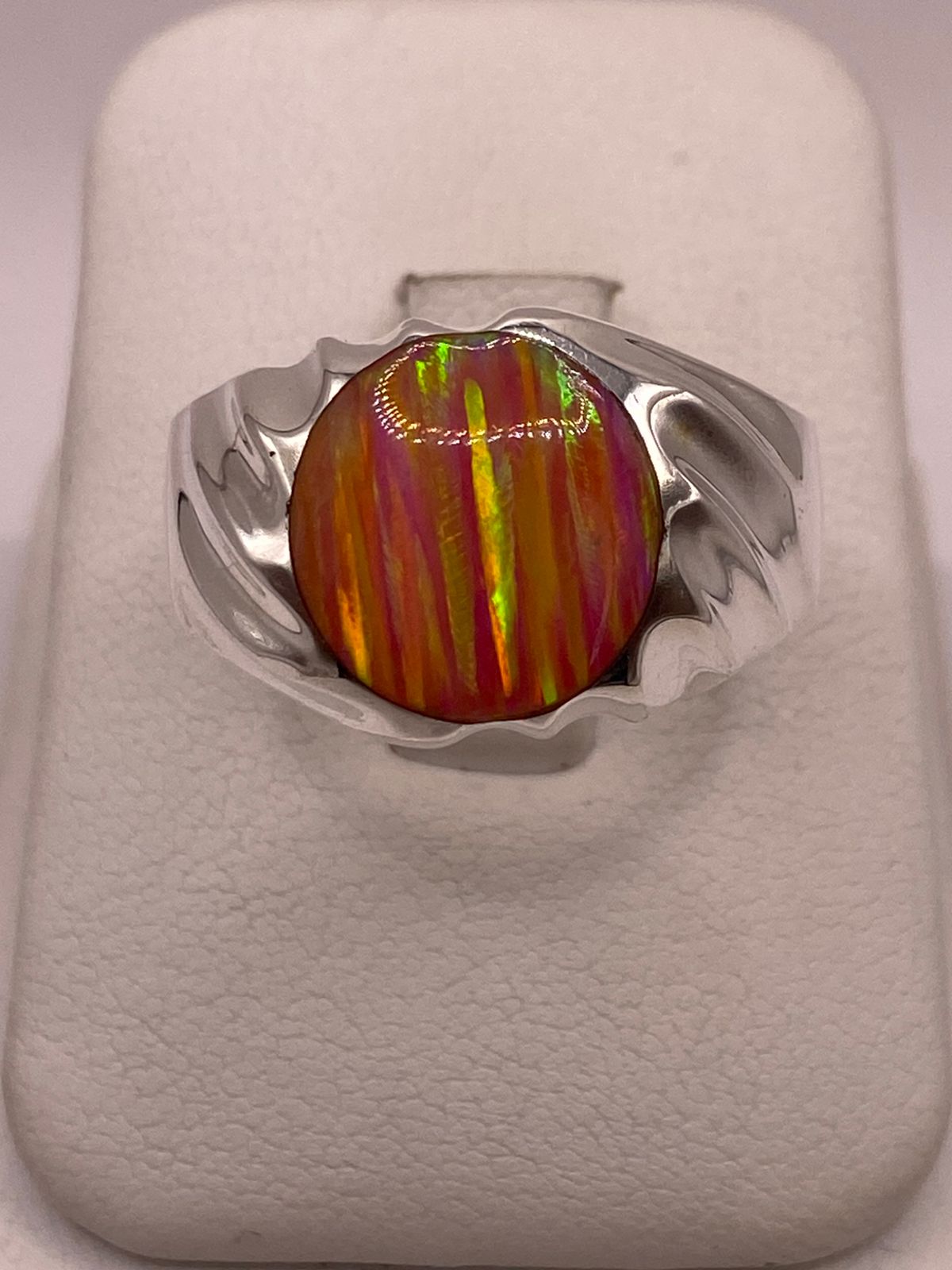 ANILLO CON ÓPALO DE FUEGO ROSA CON DESTELLOS AMARILLOS EN PLATA LEY .950