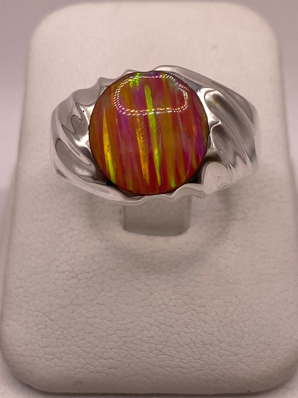 ANILLO CON ÓPALO DE FUEGO ROSA CON DESTELLOS AMARILLOS EN PLATA LEY .950