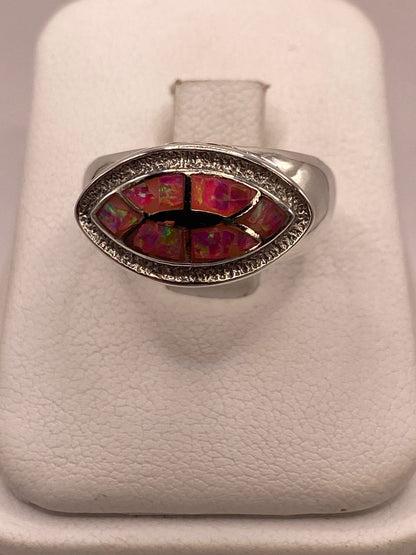 Anillo con Ópalo de Fuego Rosa Iridiscente en Plata Ley .950, vista de detalle