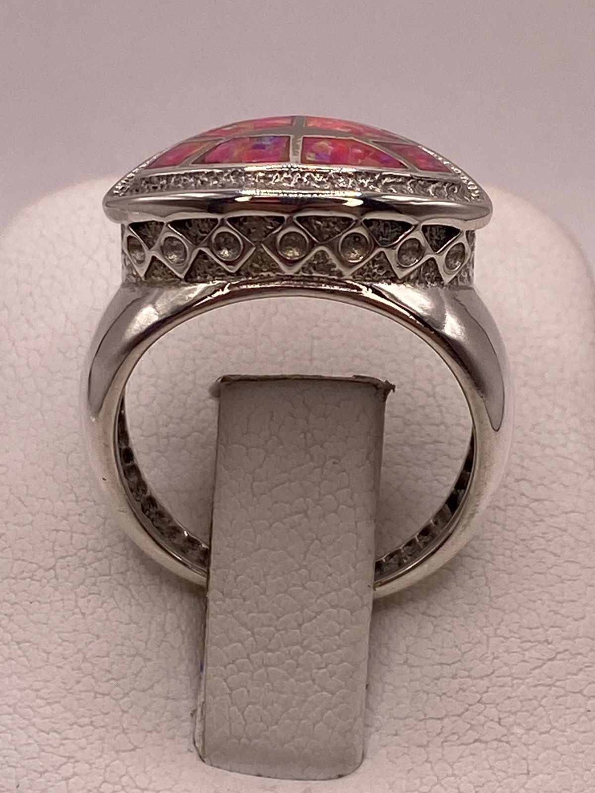 Anillo con Ópalo de Fuego Rosa Iridiscente en Plata Ley .950, vista posterior