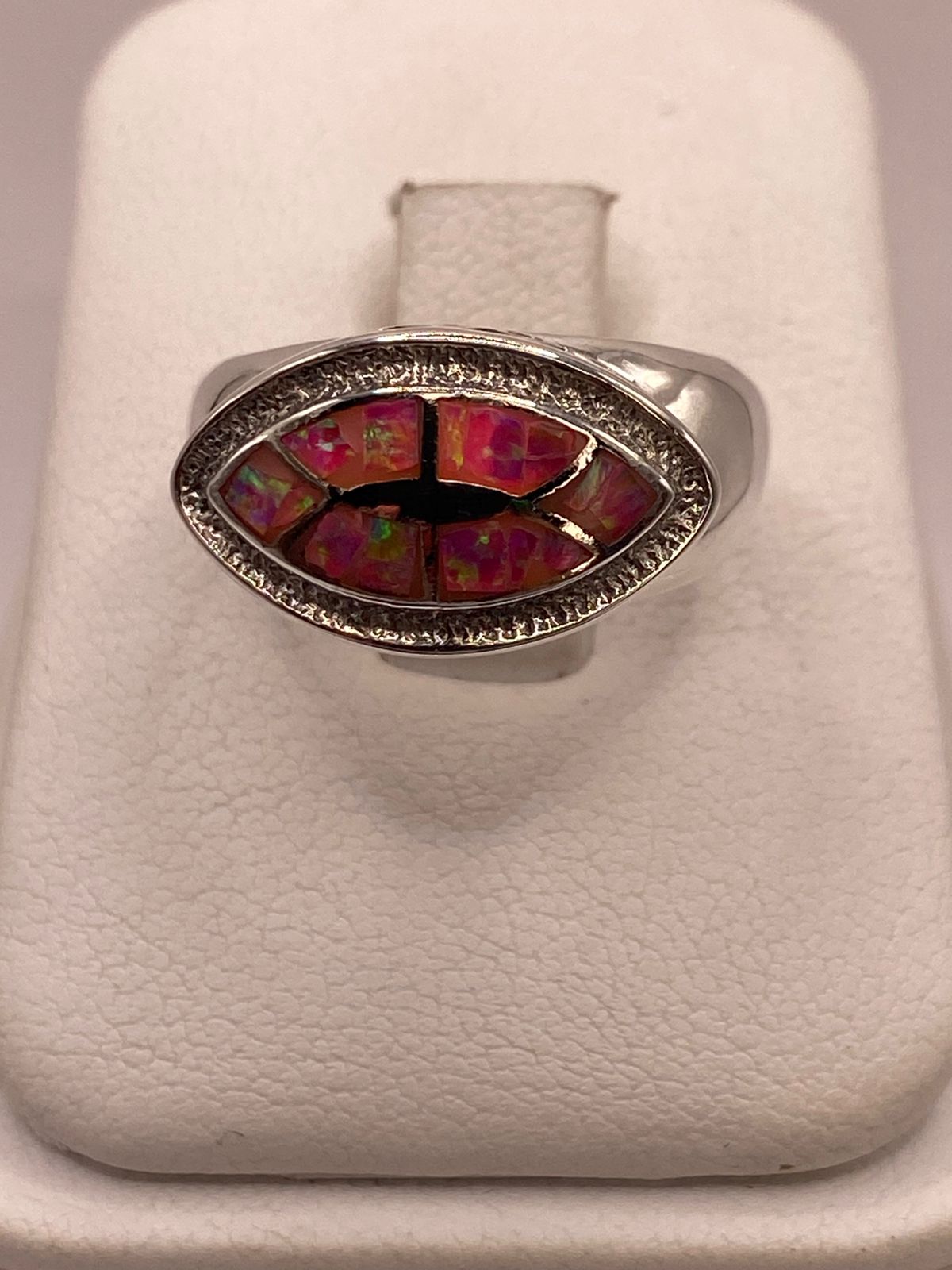 Anillo con Ópalo de Fuego Rosa Iridiscente en Plata Ley .950 — detalle de acabado