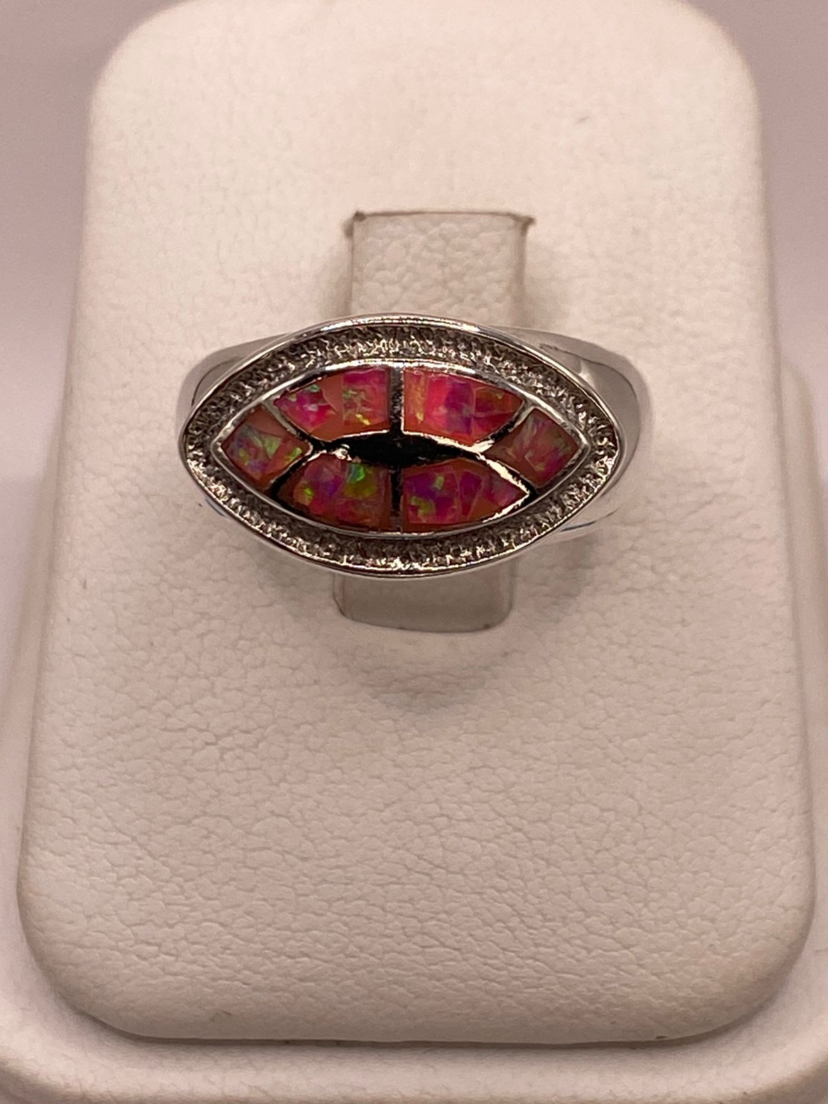 Anillo con Ópalo de Fuego Rosa Iridiscente en Plata Ley .950, vista frontal
