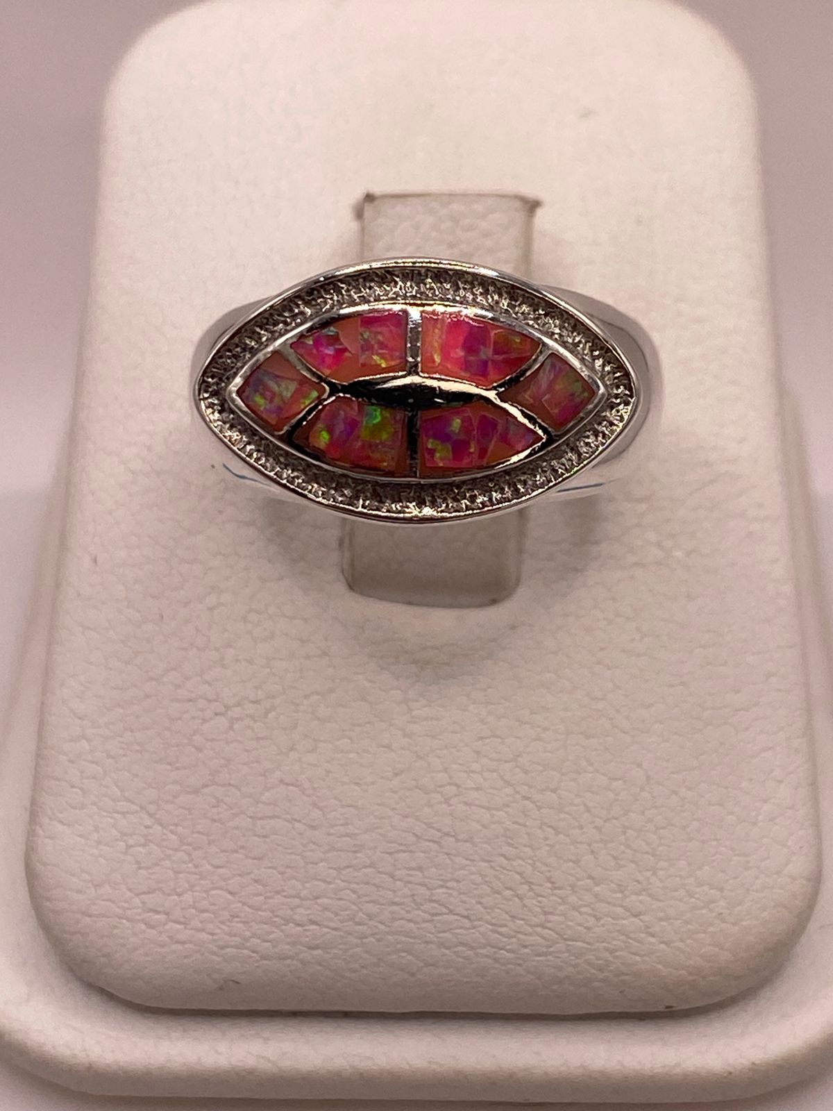 Anillo con Ópalo de Fuego Rosa Iridiscente en Plata Ley .950, vista de detalle