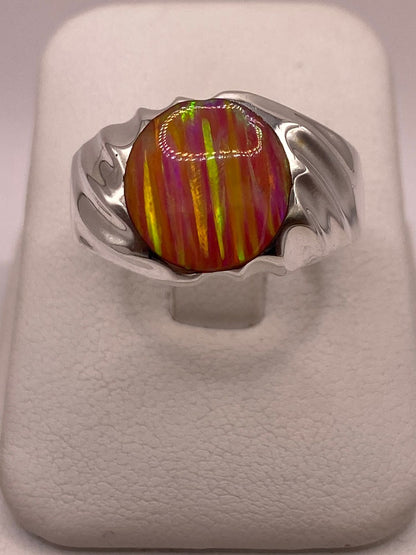 Anillo con Ópalo de Fuego Rosa Iridiscente en Plata Ley .950 en báscula mostrando peso