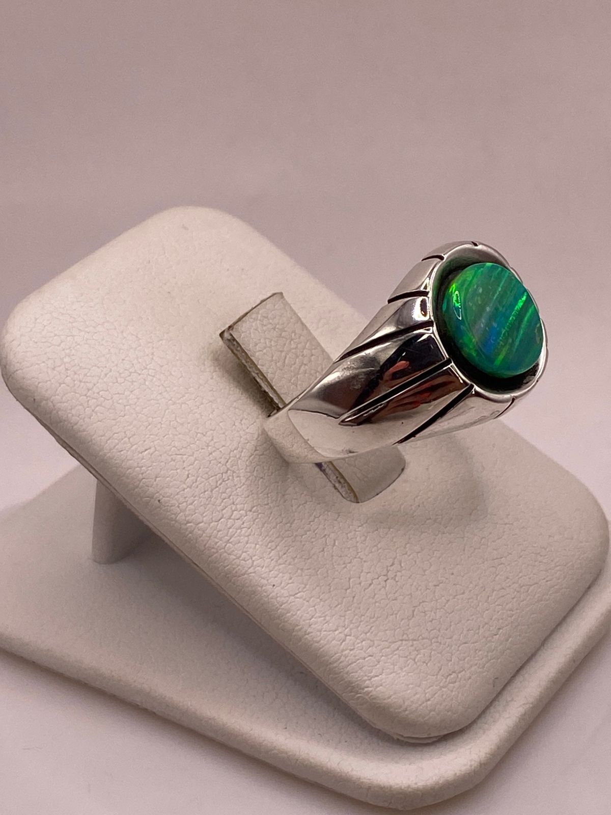 ANILLO DE ÓPALO DE FUEGO VERDE IRIDISCENTE EN PLATA LEY .950