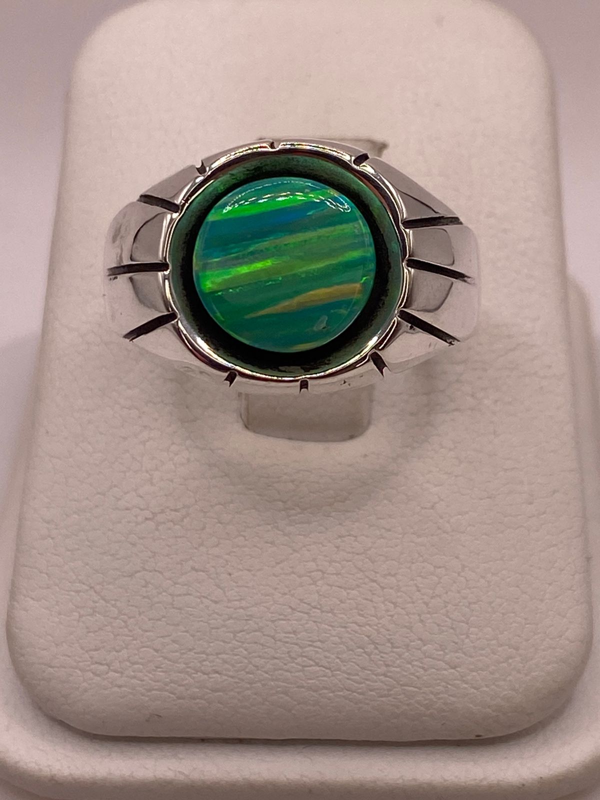 ANILLO DE ÓPALO DE FUEGO VERDE IRIDISCENTE EN PLATA LEY .950