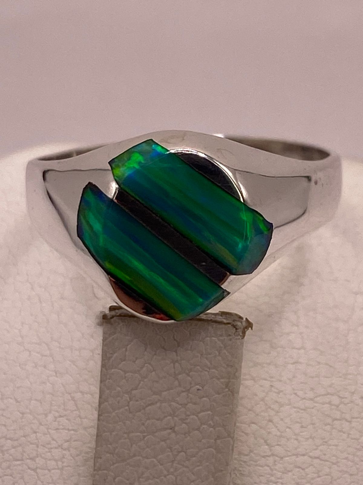 ANILLO DE ÓPALO DE FUEGO VERDE IRIDISCENTE EN PLATA LEY .950