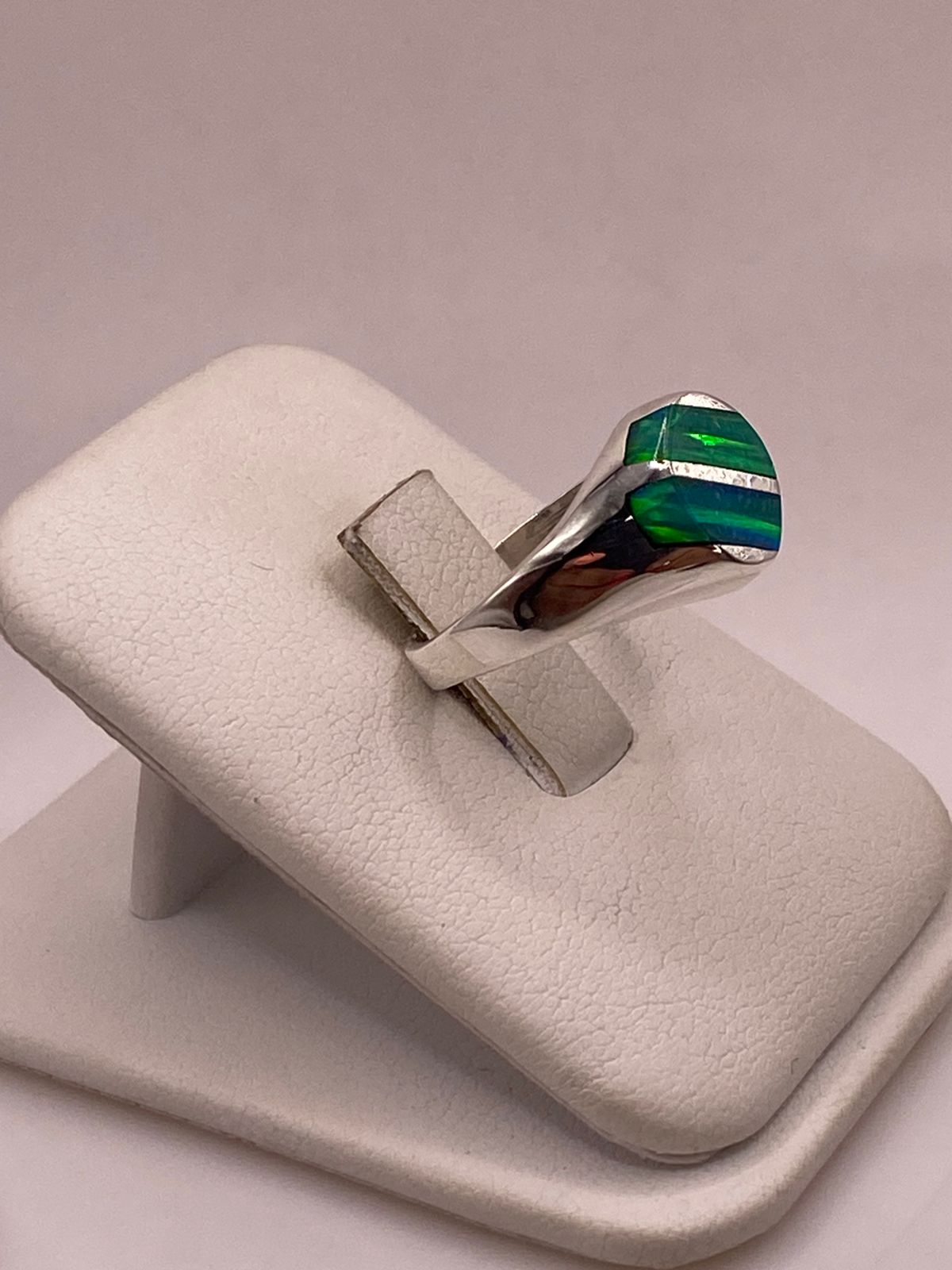 ANILLO DE ÓPALO DE FUEGO VERDE IRIDISCENTE EN PLATA LEY .950