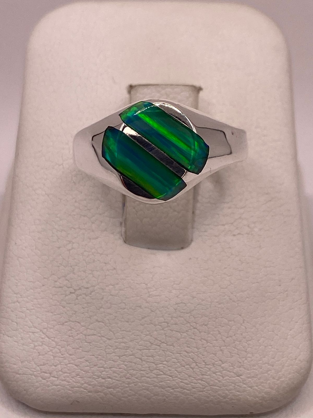 ANILLO DE ÓPALO DE FUEGO VERDE IRIDISCENTE EN PLATA LEY .950