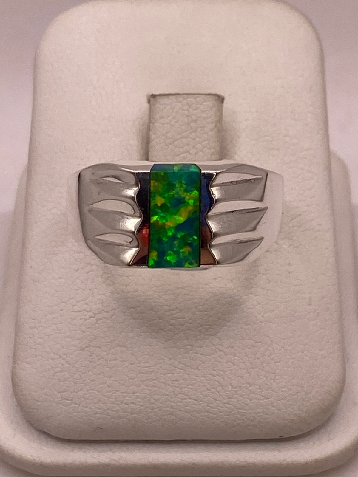 ANILLO CON ÓPALO DE FUEGO VERDE IRIDISCENTE EN PLATA LEY .950