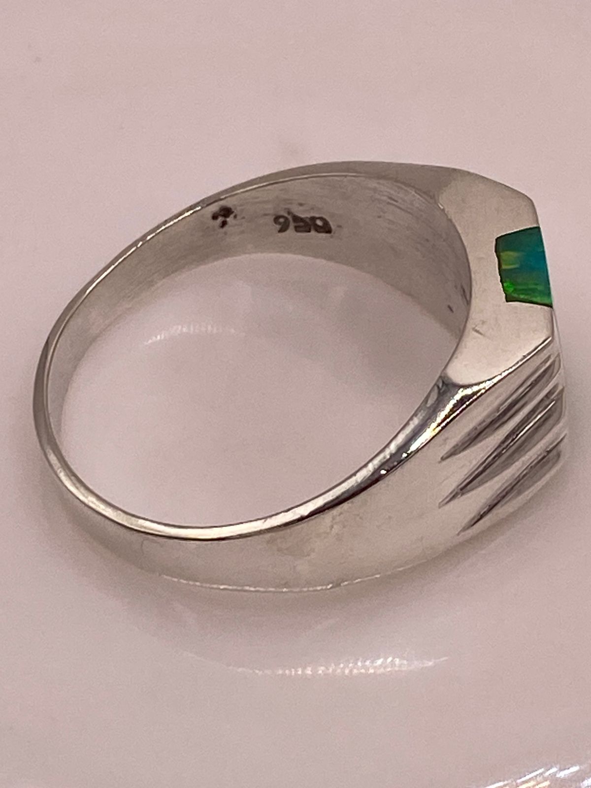 ANILLO CON ÓPALO DE FUEGO VERDE IRIDISCENTE EN PLATA LEY .950