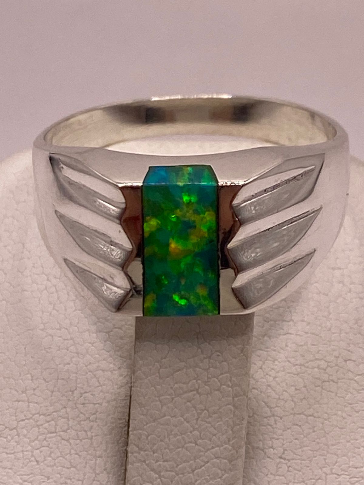 ANILLO CON ÓPALO DE FUEGO VERDE IRIDISCENTE EN PLATA LEY .950
