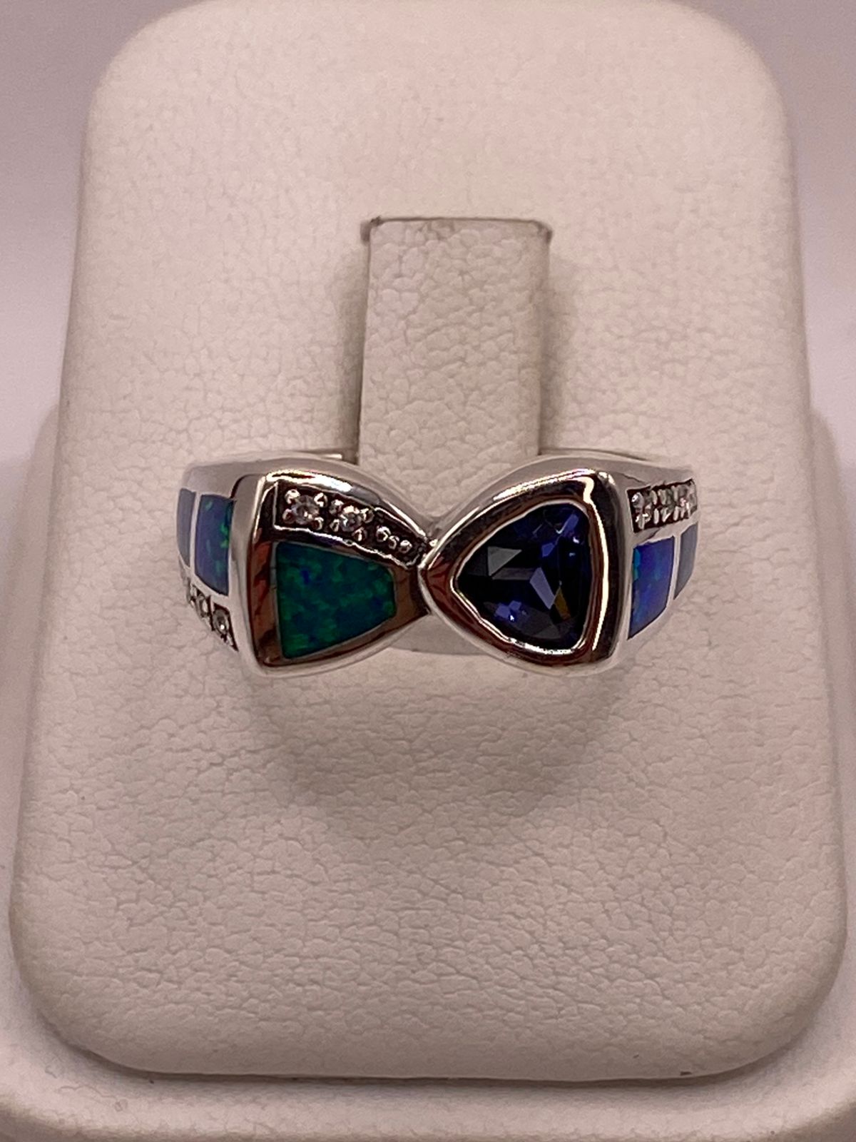 ANILLO CON ÓPALO DE FUEGO Y ZIRCONIA AZUL IRIDISCENTE EN PLATA LEY .925