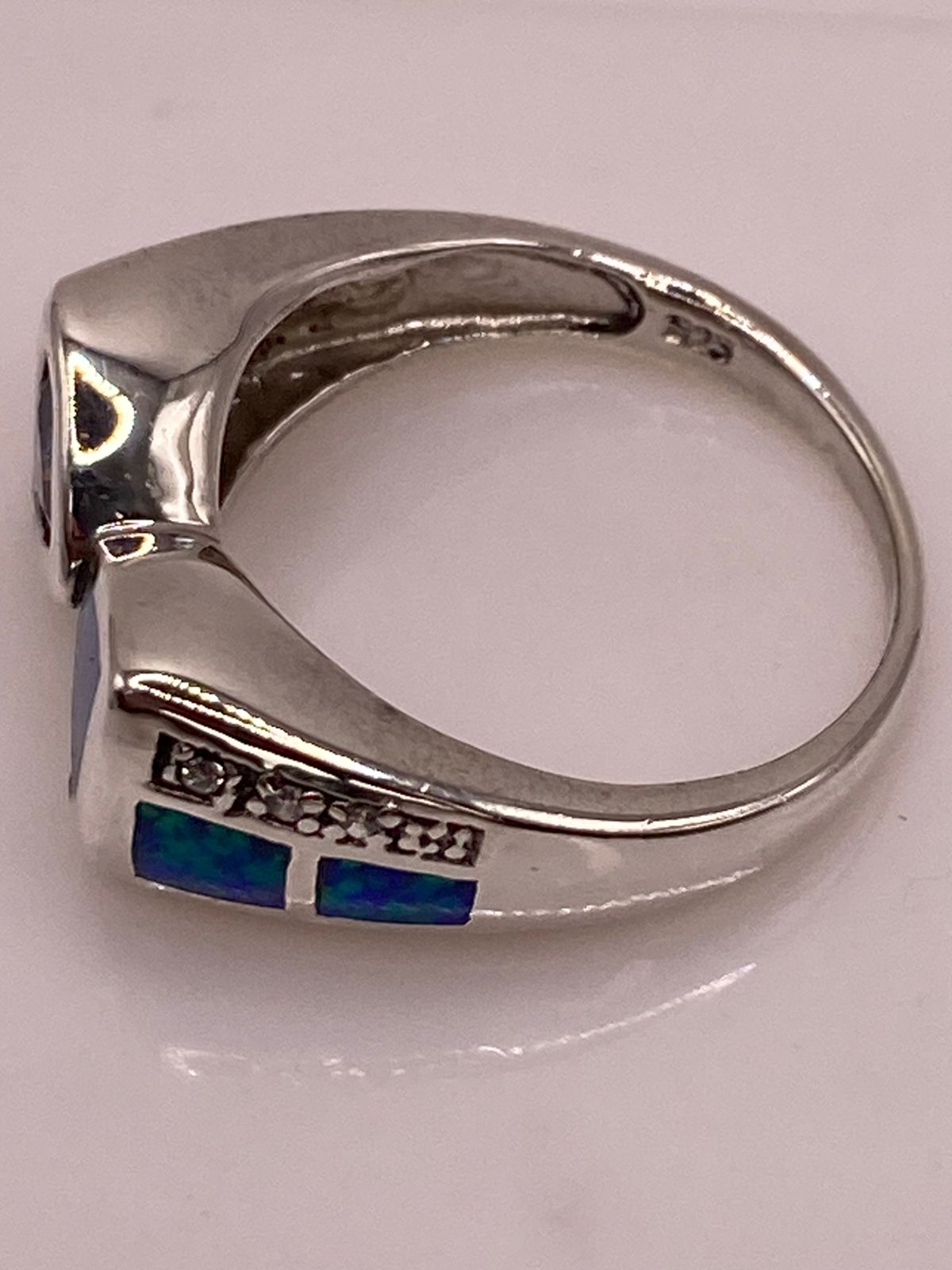ANILLO CON ÓPALO DE FUEGO Y ZIRCONIA AZUL IRIDISCENTE EN PLATA LEY .925