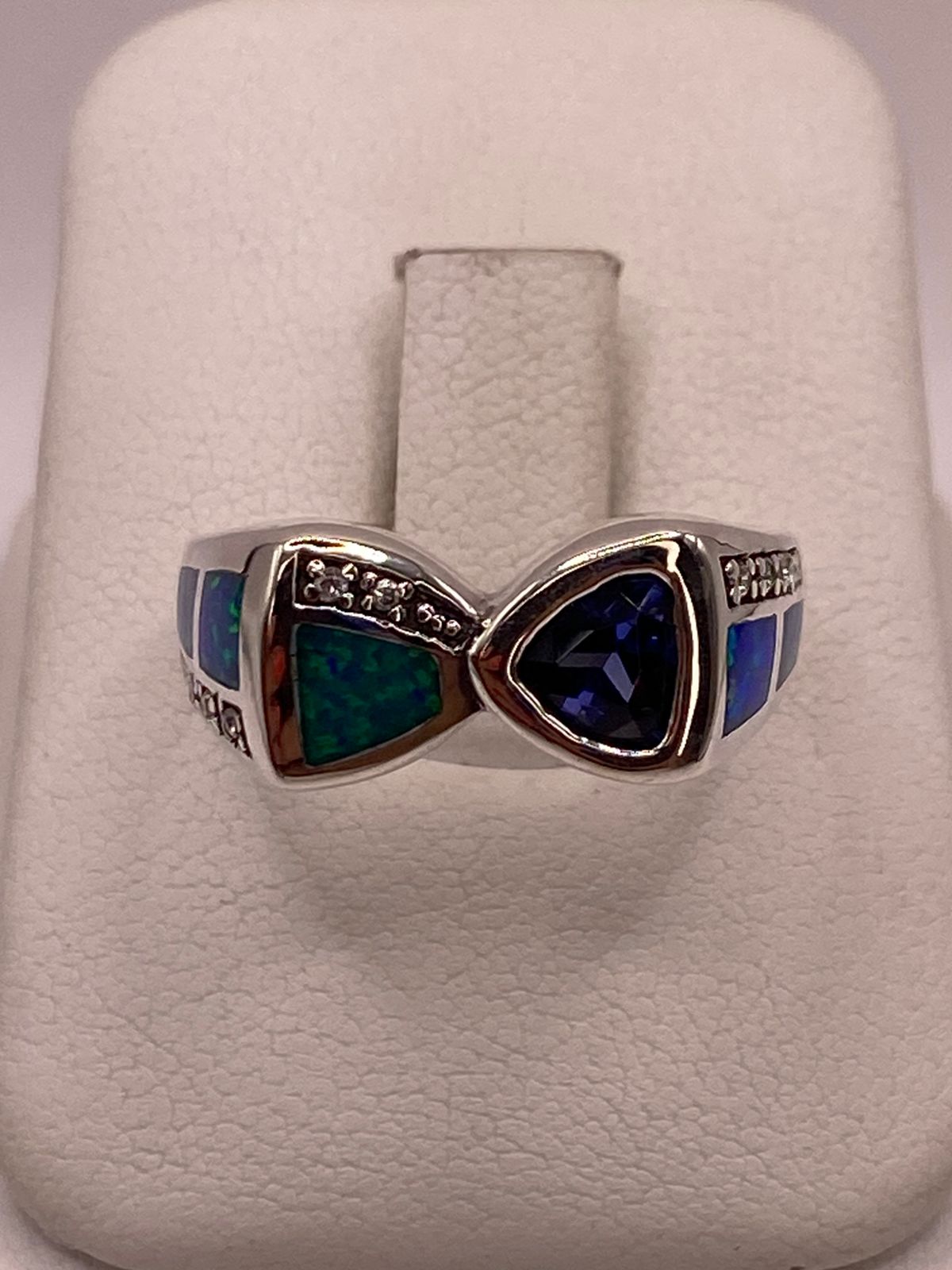 ANILLO CON ÓPALO DE FUEGO Y ZIRCONIA AZUL IRIDISCENTE EN PLATA LEY .925