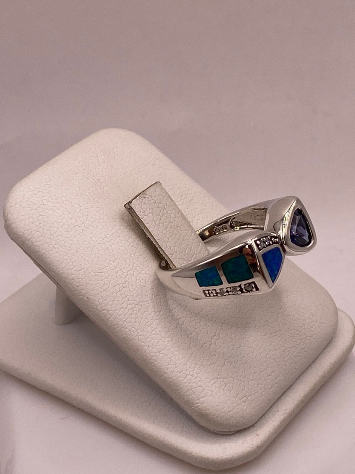 ANILLO CON ÓPALO DE FUEGO Y ZIRCONIA AZUL IRIDISCENTE EN PLATA LEY .925