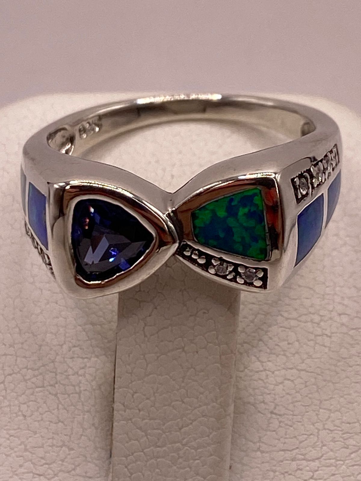 ANILLO CON ÓPALO DE FUEGO Y ZIRCONIA AZUL IRIDISCENTE EN PLATA LEY .925