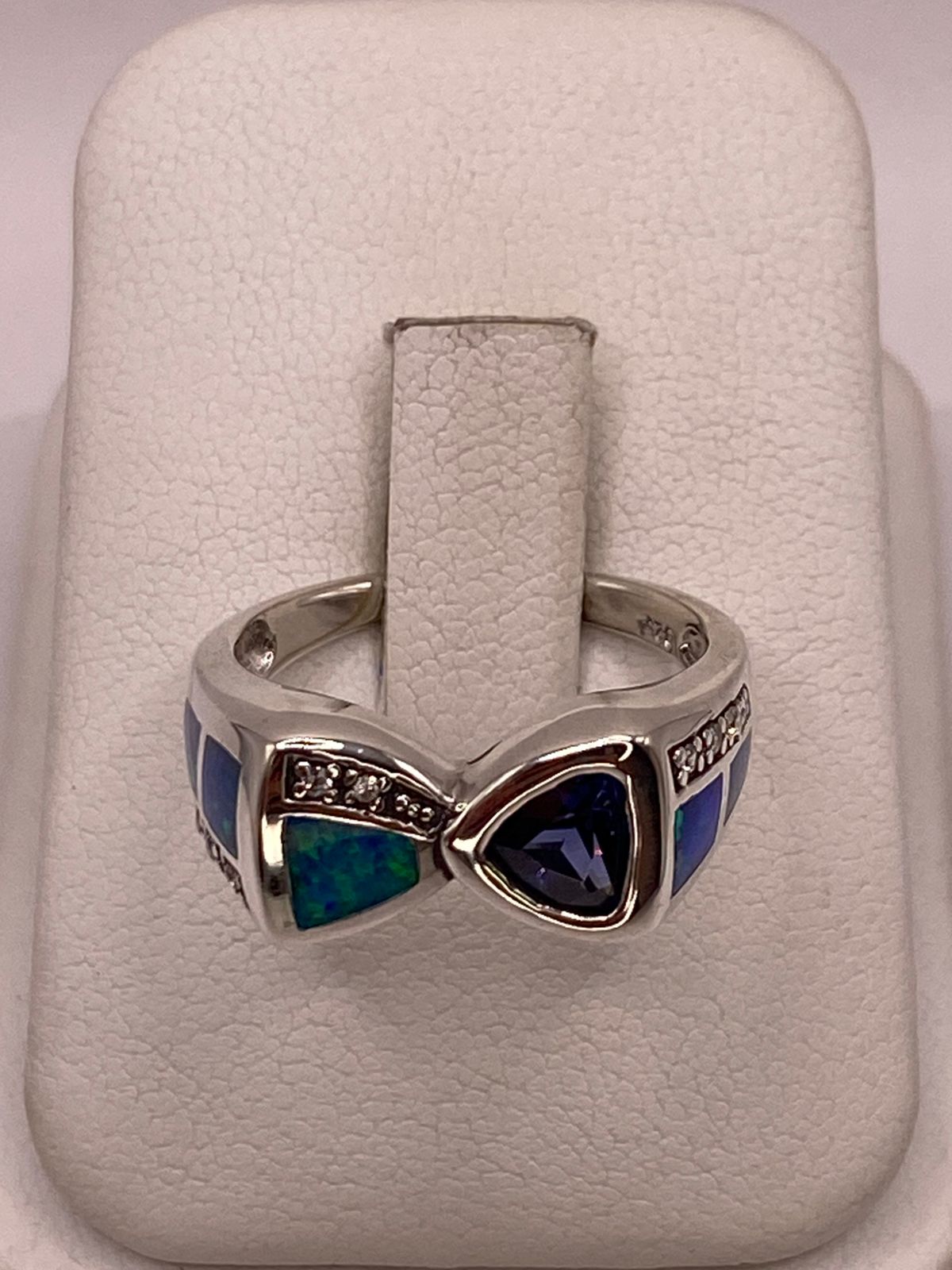 ANILLO CON ÓPALO DE FUEGO Y ZIRCONIA AZUL IRIDISCENTE EN PLATA LEY .925