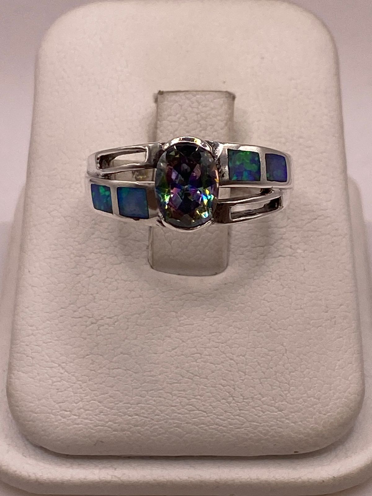 ANILLO CON ÓPALO DE FUEGO Y ZIRCONIA MULTICOLOR EN PLATA LEY .950