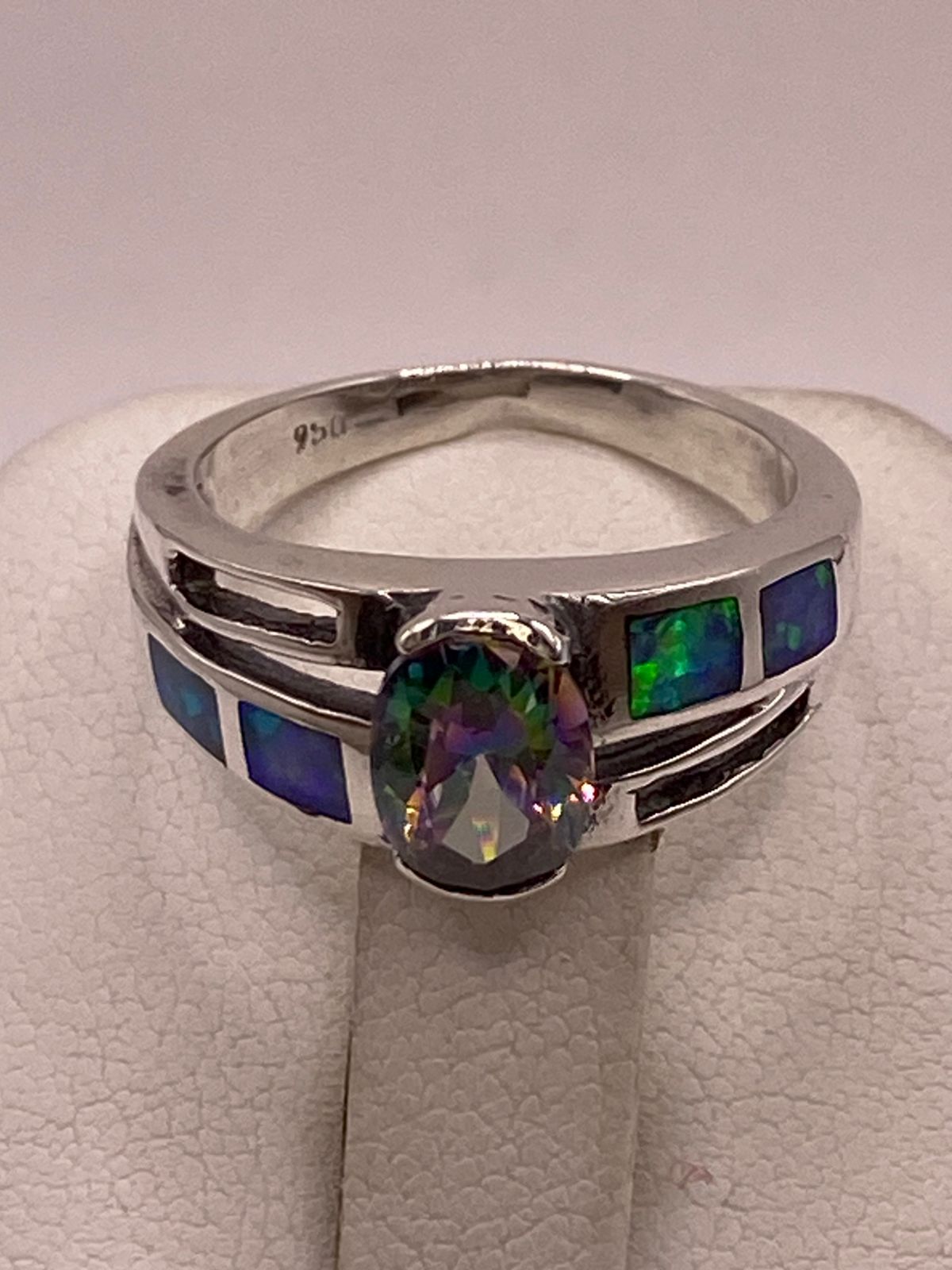 ANILLO CON ÓPALO DE FUEGO Y ZIRCONIA MULTICOLOR EN PLATA LEY .950