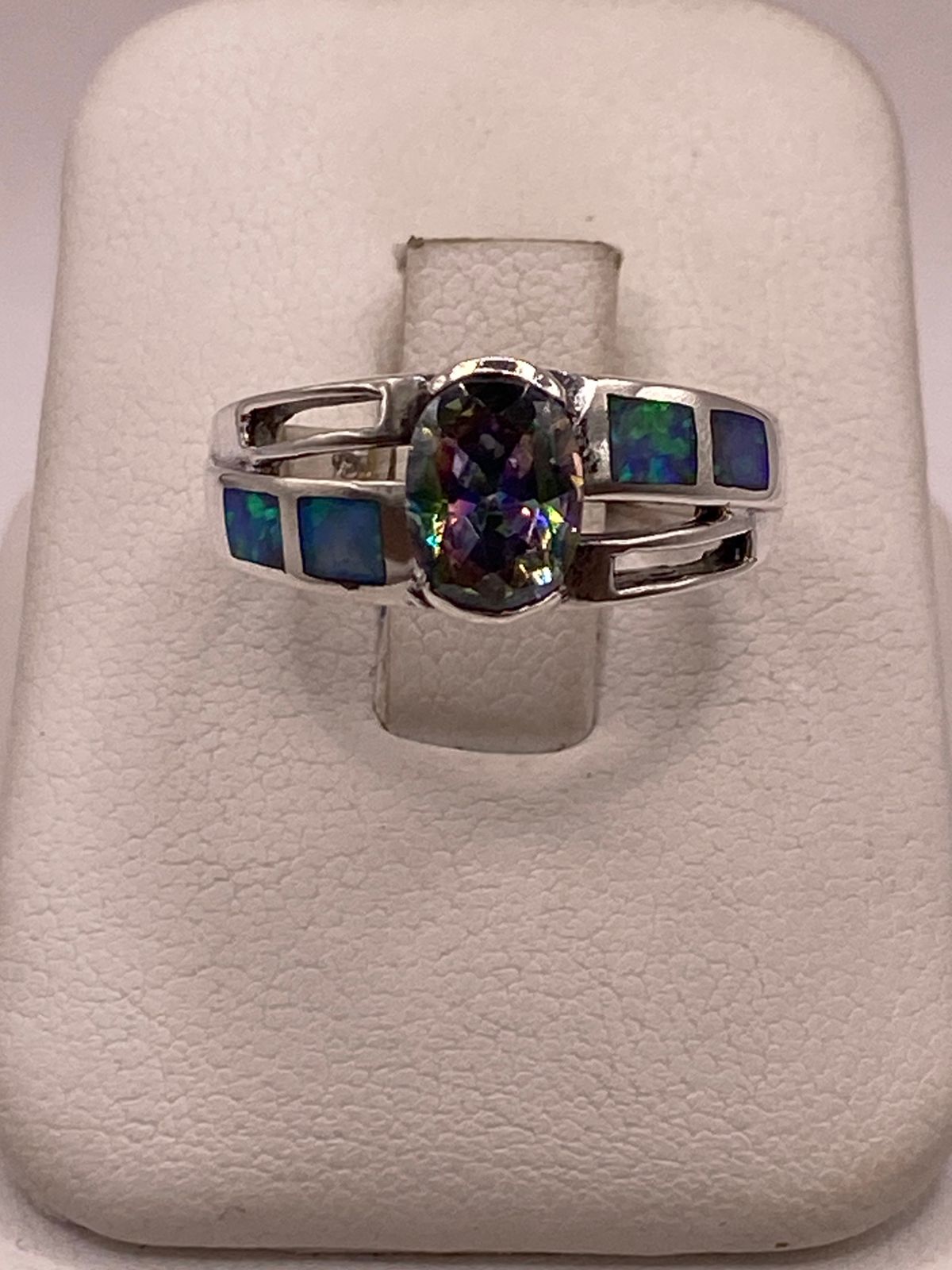 ANILLO CON ÓPALO DE FUEGO Y ZIRCONIA MULTICOLOR EN PLATA LEY .950