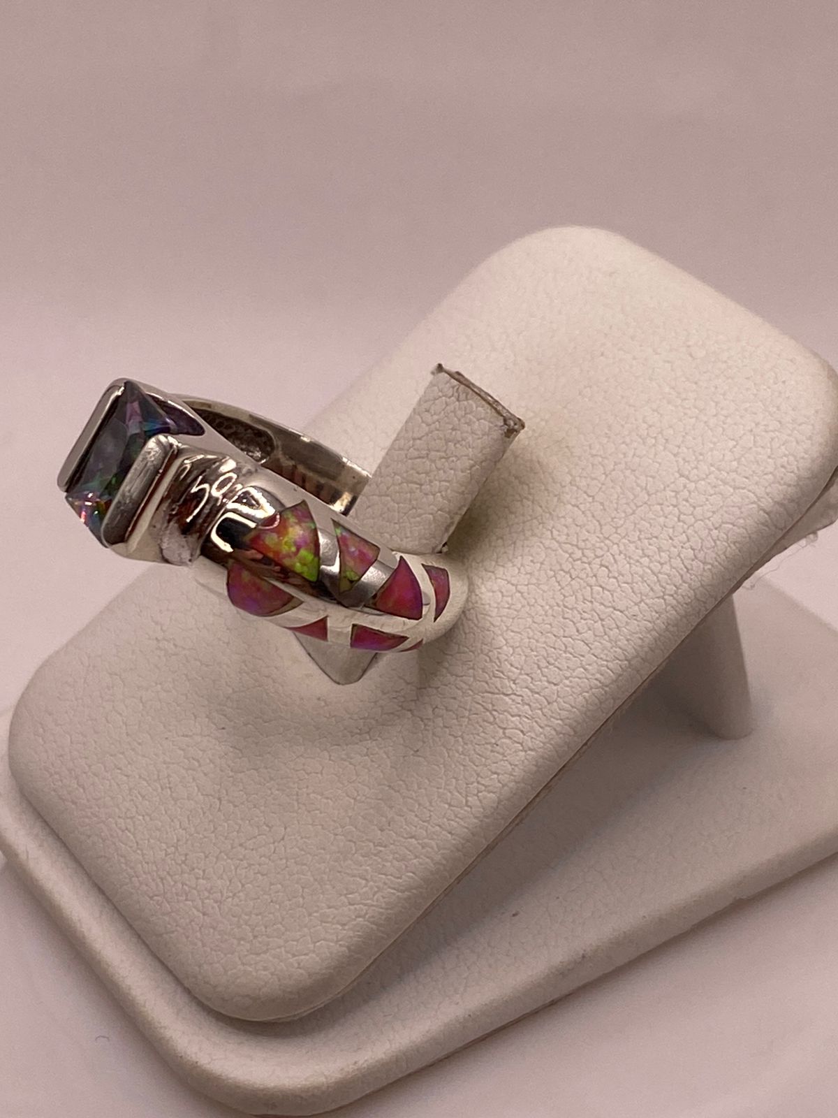 ANILLO CON ÓPALO DE FUEGO Y ZIRCONIA MULTICOLOR EN PLATA LEY .950