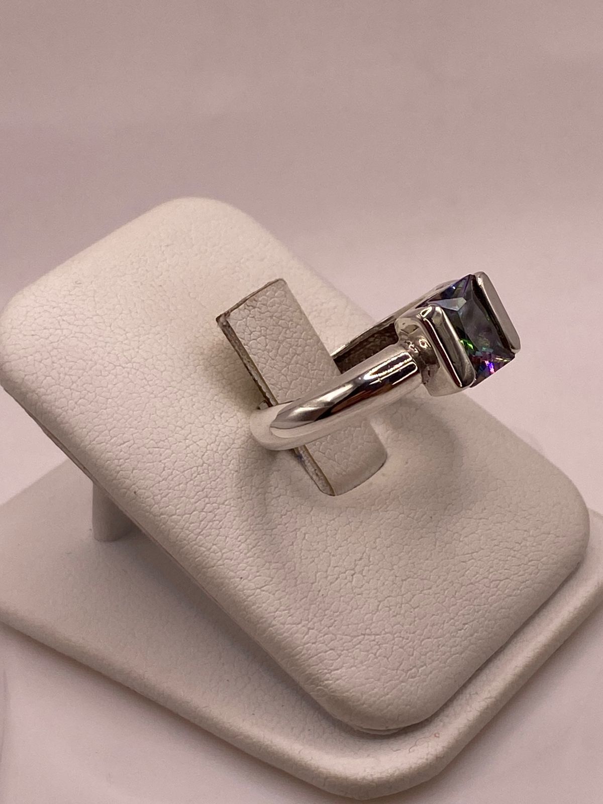 ANILLO CON ÓPALO DE FUEGO Y ZIRCONIA MULTICOLOR EN PLATA LEY .950