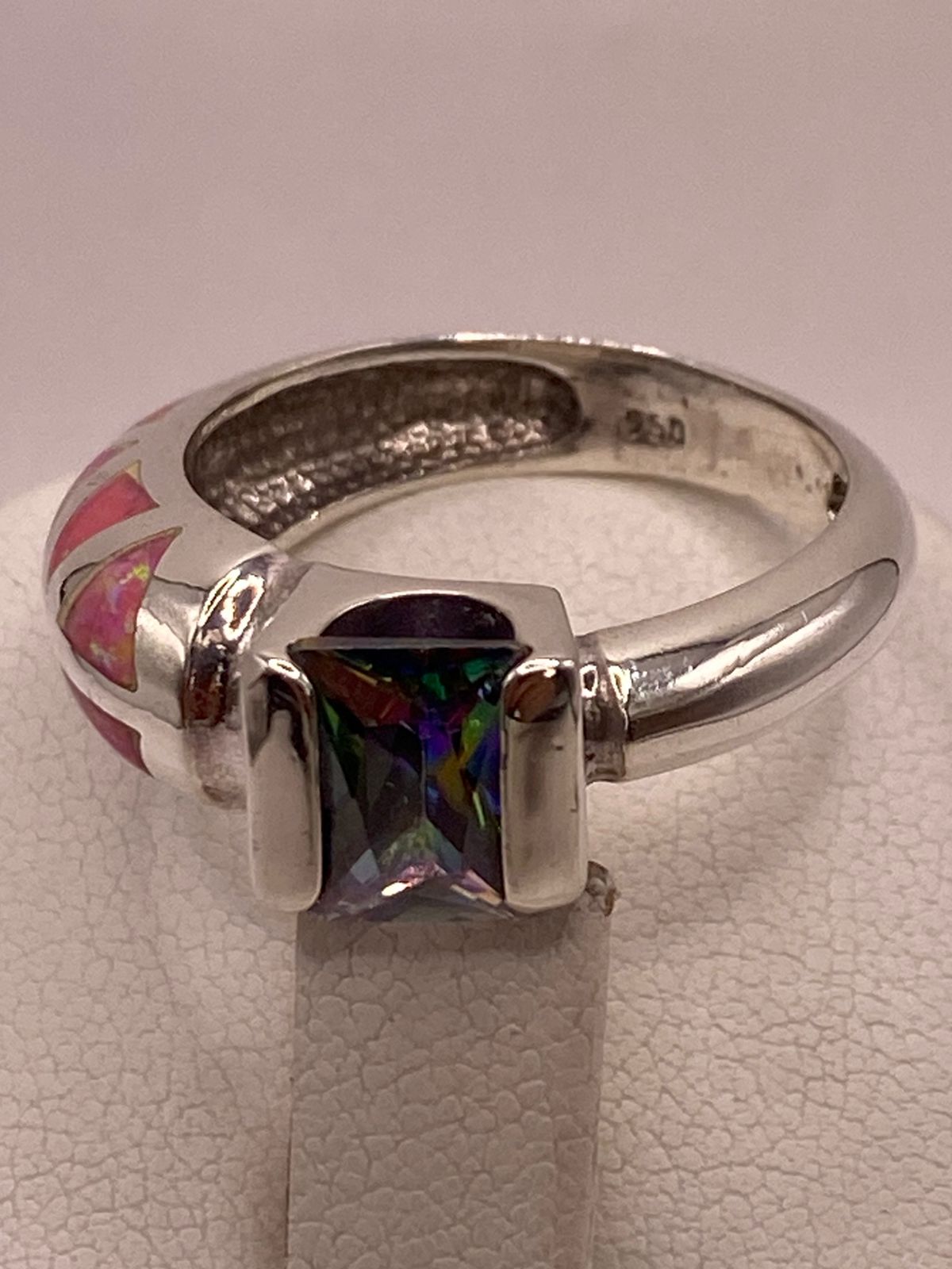 ANILLO CON ÓPALO DE FUEGO Y ZIRCONIA MULTICOLOR EN PLATA LEY .950