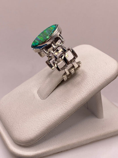 Anillo de Ópalo Verde y Azul Tipo Marquesa en Plata Ley 950, vista frontal