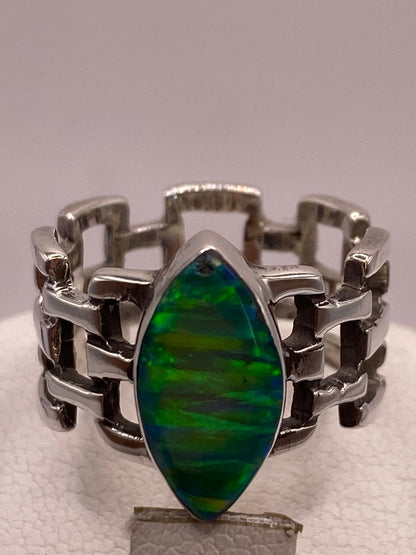 Anillo de Ópalo Verde y Azul Tipo Marquesa en Plata Ley 950, vista de detalle