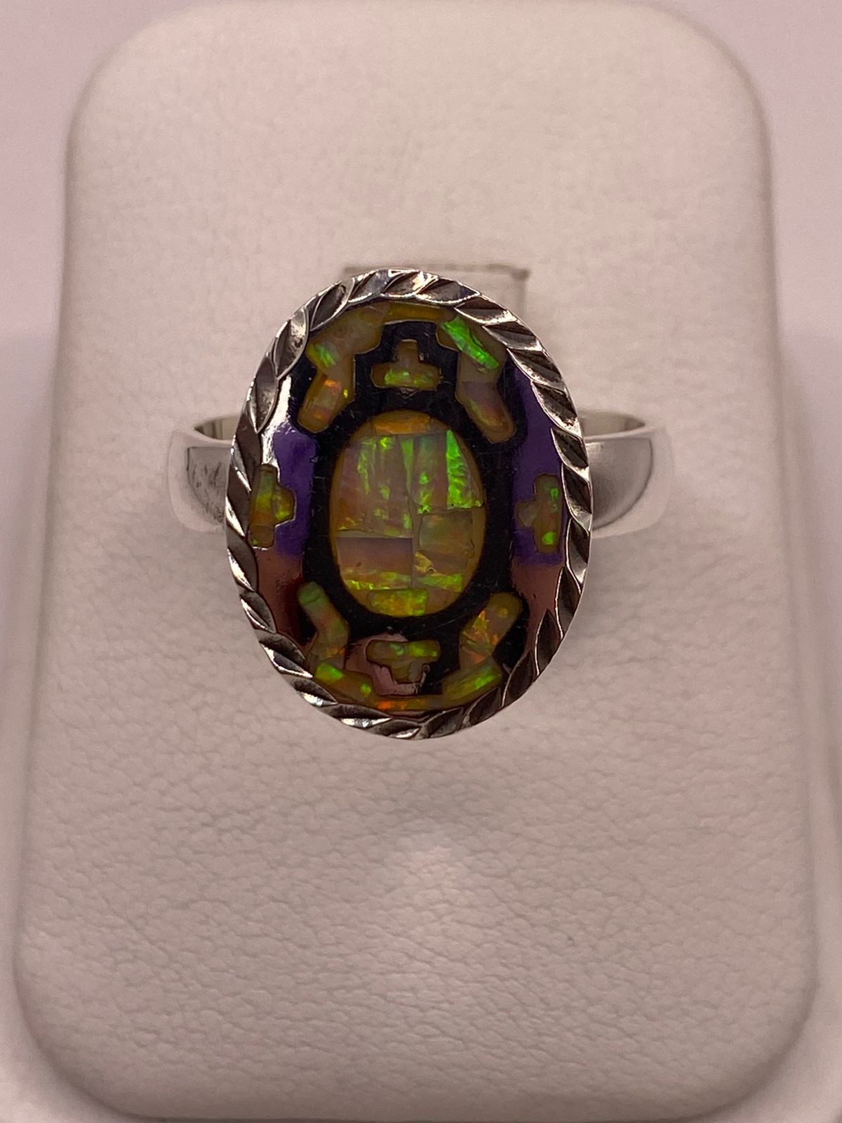ANILLO OVALADO DE PLATA LEY 950 CON ÓPALO DE FUEGO VERDE
