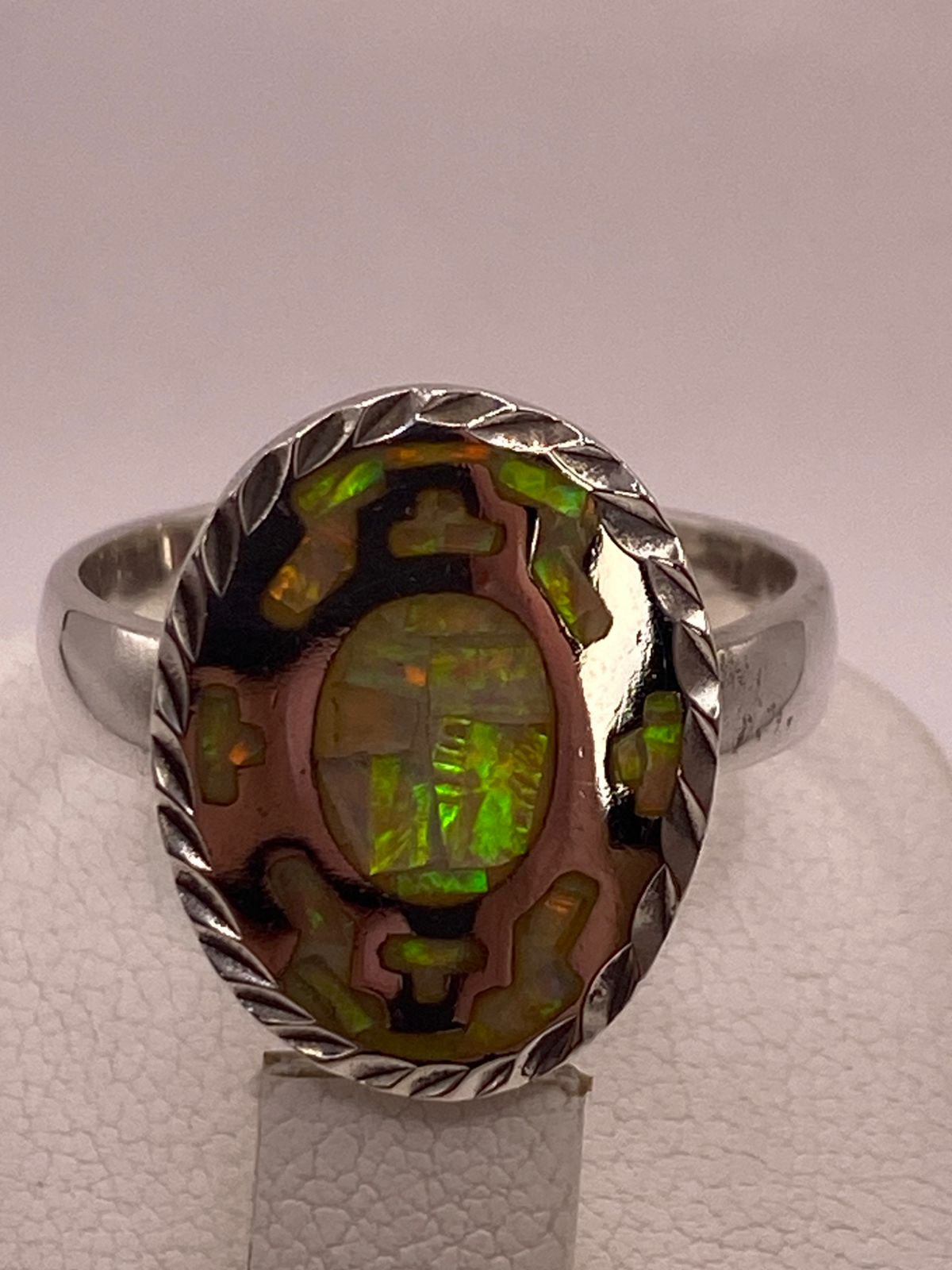 ANILLO OVALADO DE PLATA LEY 950 CON ÓPALO DE FUEGO VERDE