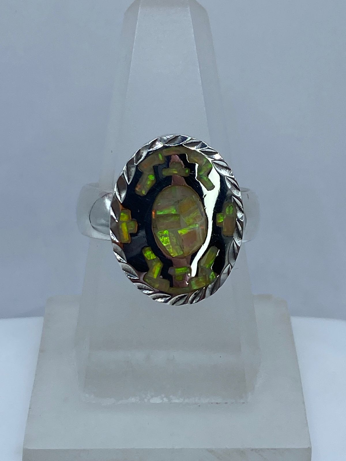 ANILLO OVALADO DE PLATA .950 CON ÓPALO DE FUEGO TORNASOL