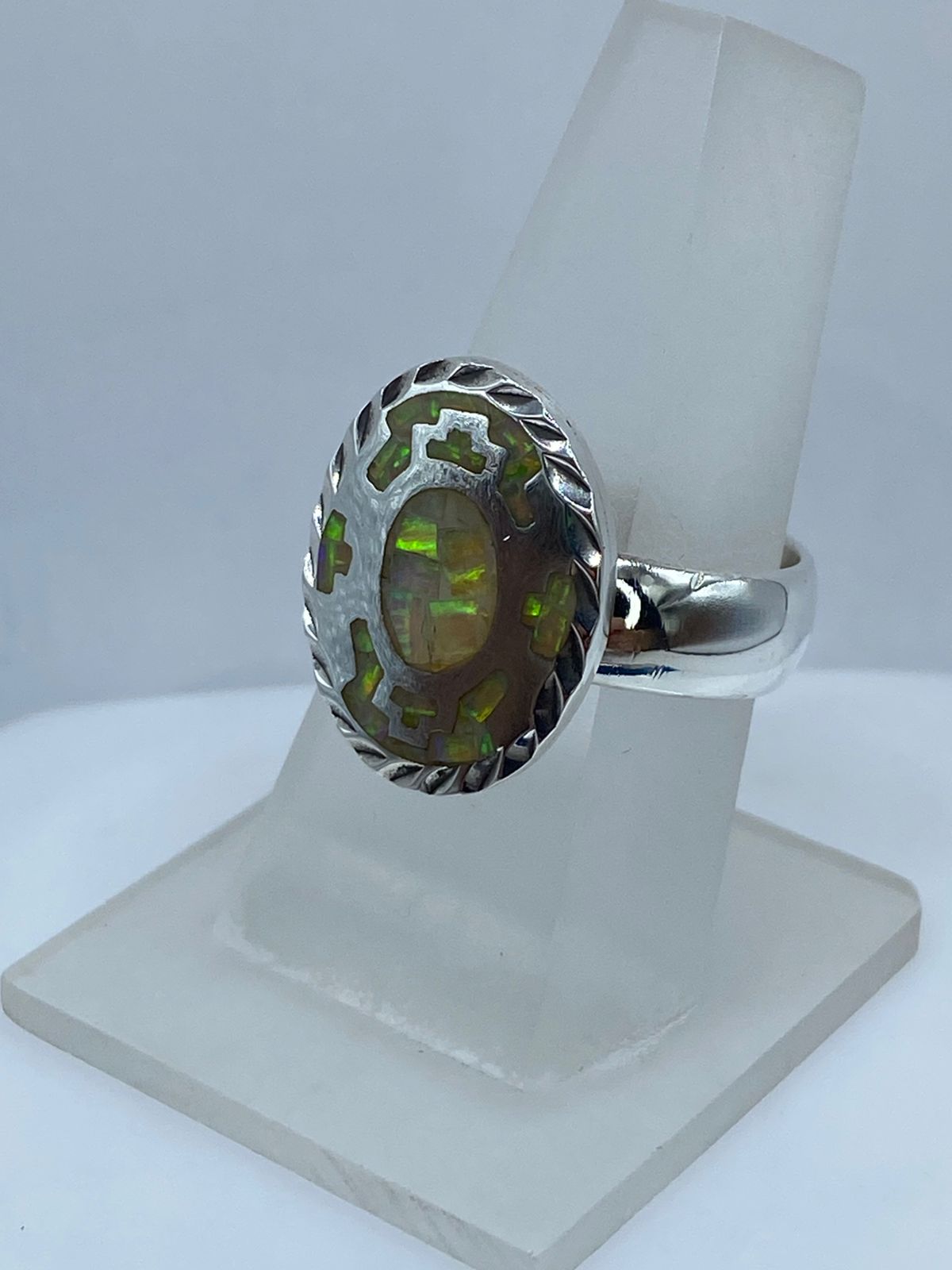 ANILLO OVALADO DE PLATA .950 CON ÓPALO DE FUEGO TORNASOL