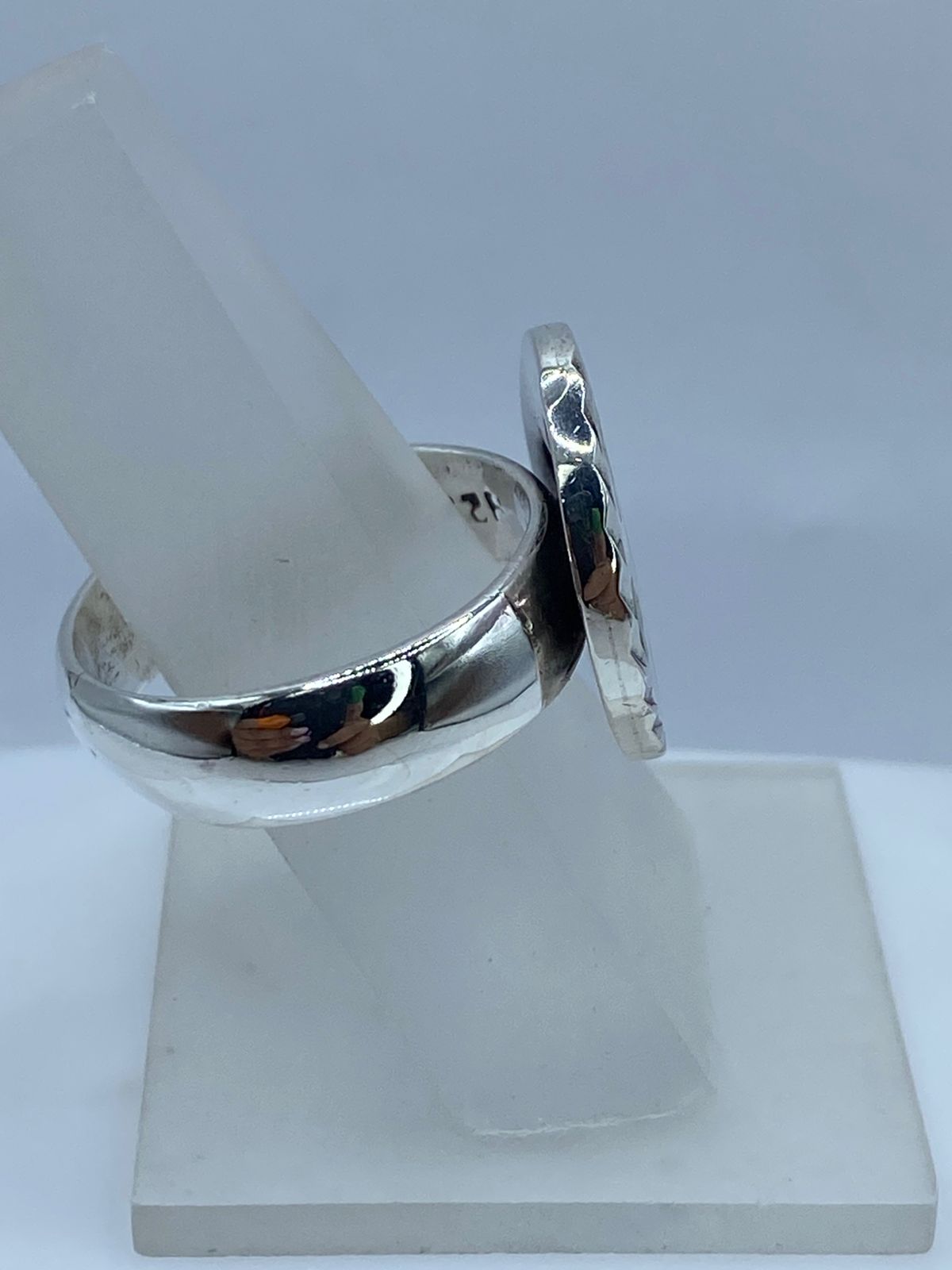 ANILLO OVALADO DE PLATA .950 CON ÓPALO DE FUEGO TORNASOL
