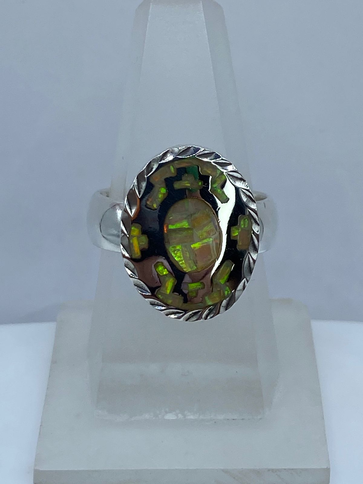 ANILLO OVALADO DE PLATA .950 CON ÓPALO DE FUEGO TORNASOL