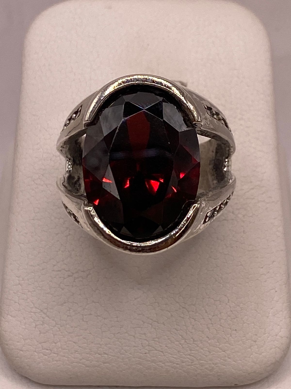 Anillo Oválado con Zirconia Roja en Plata Ley 925