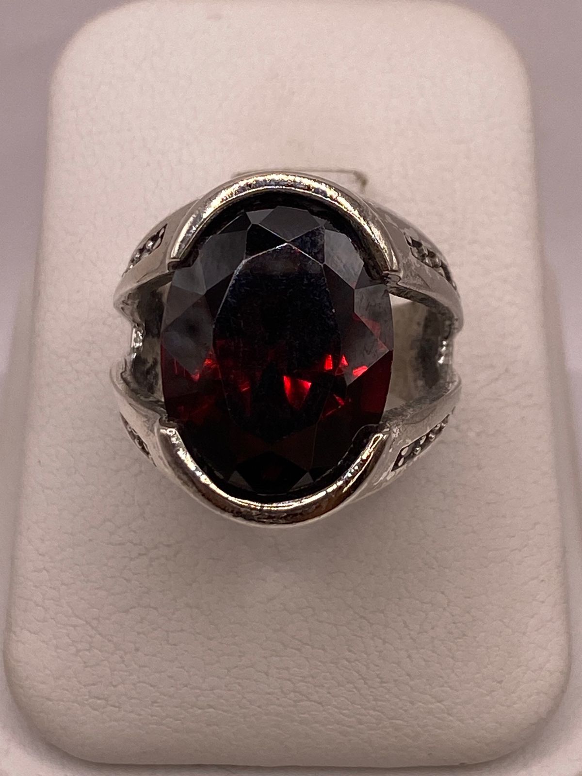 Anillo Oválado con Zirconia Roja en Plata Ley 925