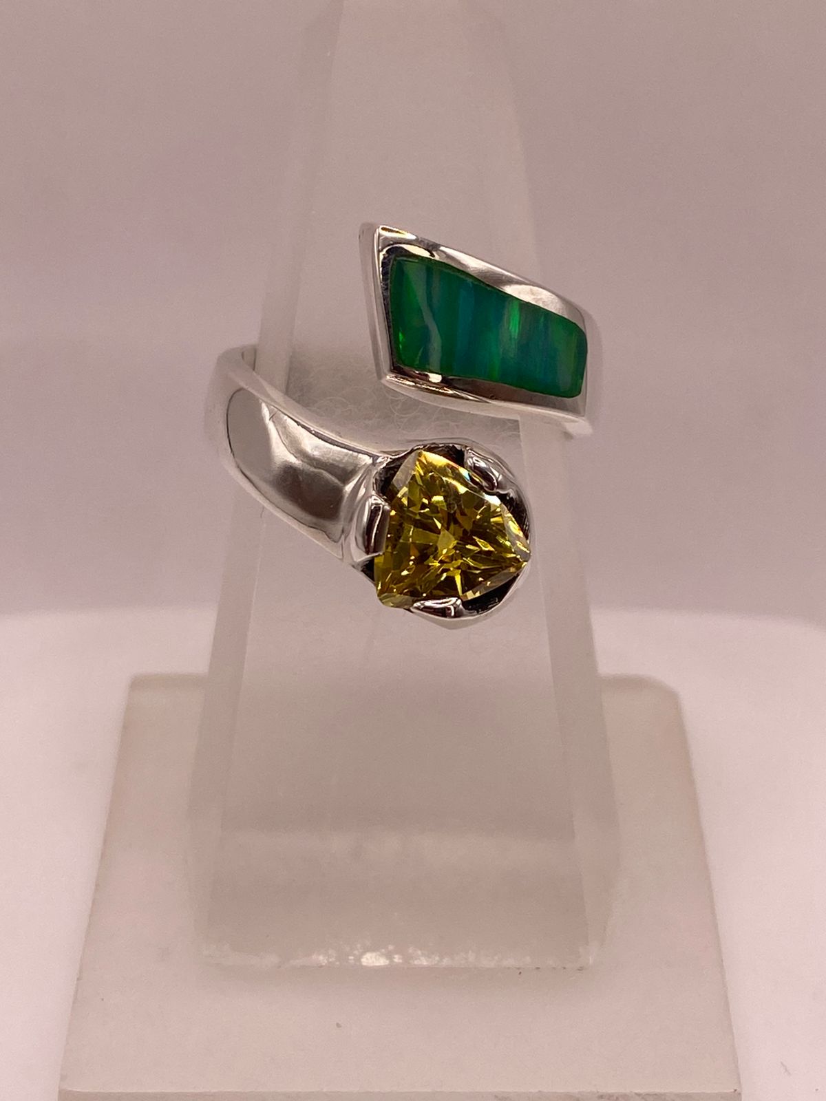💚 ANILLO DE PLATA .950 CON ÓPALO VERDE Y ZIRCONIA AMARILLA DISEÑO MODERNO
