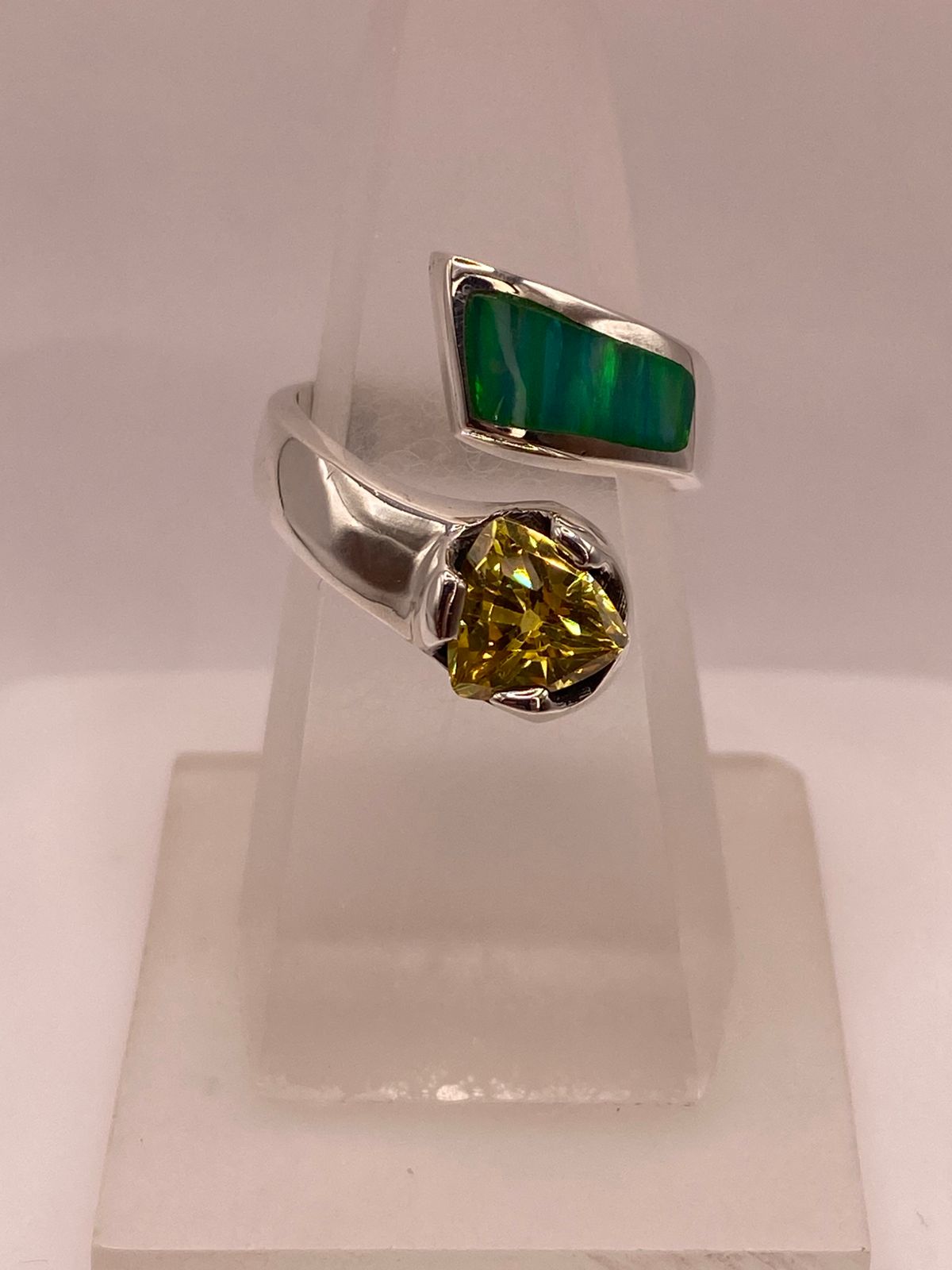 💚 ANILLO DE PLATA .950 CON ÓPALO VERDE Y ZIRCONIA AMARILLA DISEÑO MODERNO