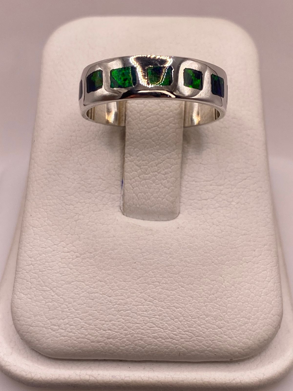 ANILLO DE PLATA LEY 950 CON INCRUSTACIONES RECTANGULARES  DE ÓPALO DE FUEGO
