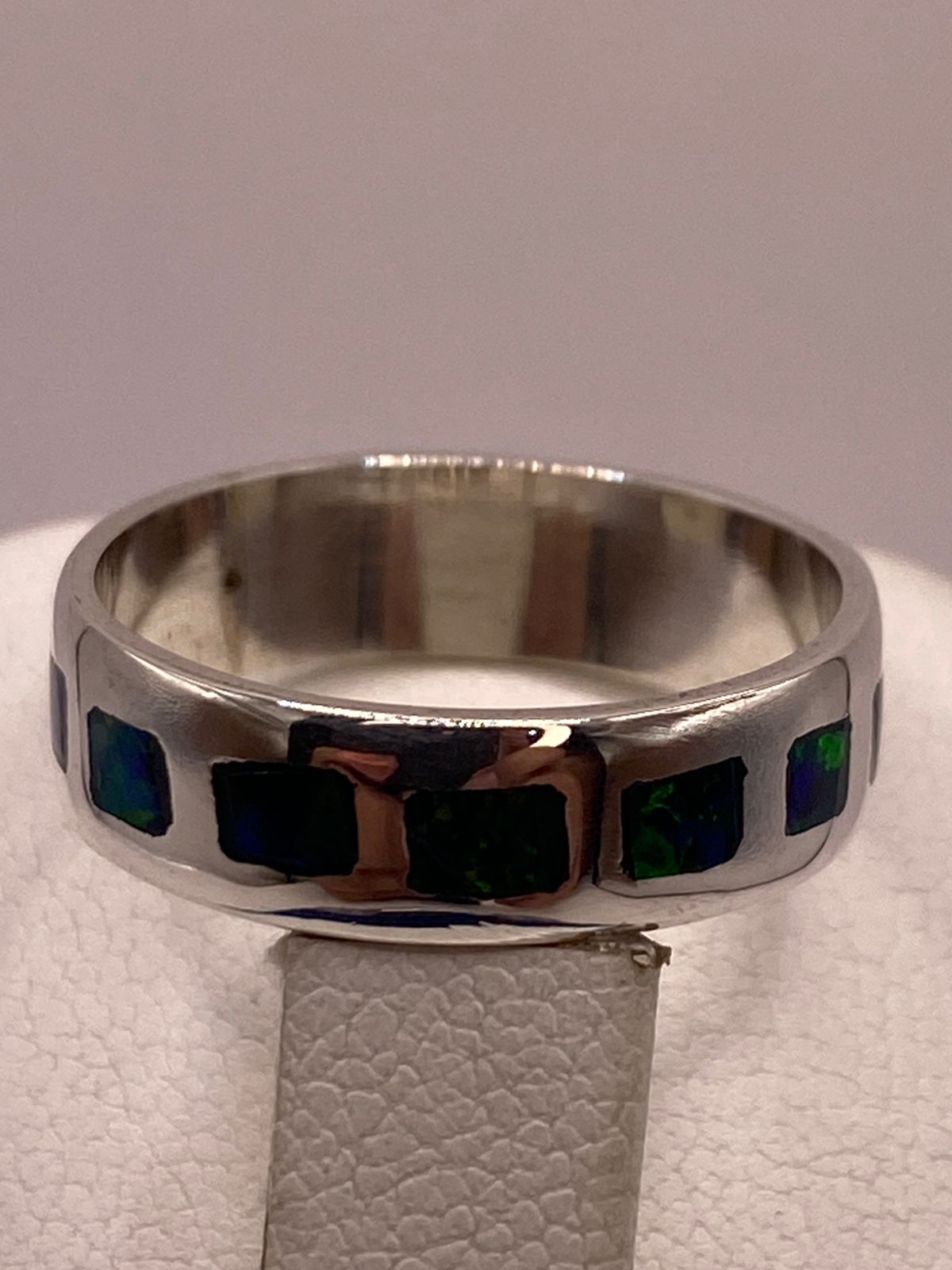 ANILLO DE PLATA LEY 950 CON INCRUSTACIONES RECTANGULARES  DE ÓPALO DE FUEGO
